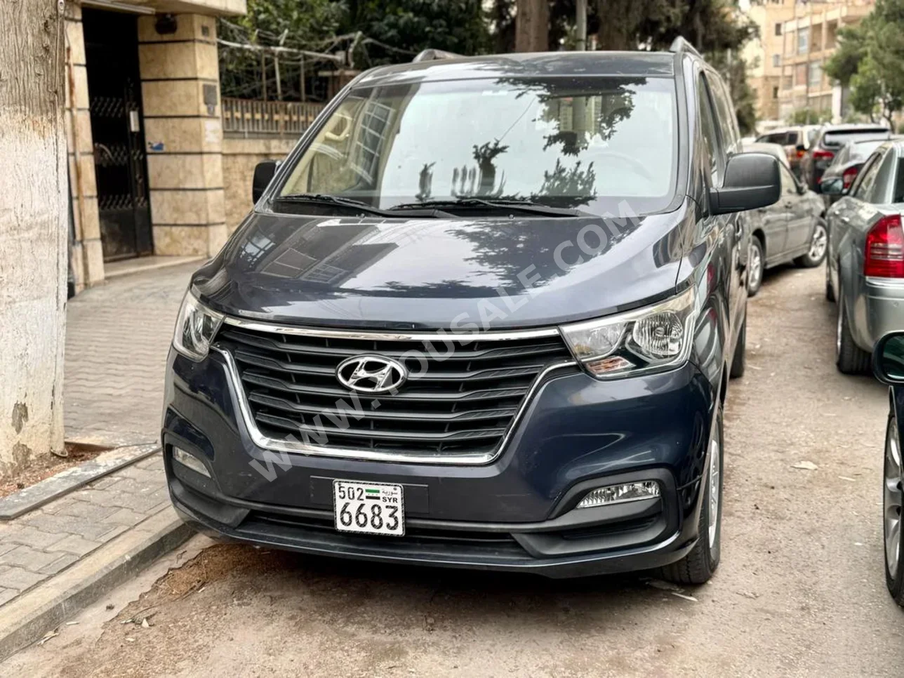 هيونداي  أتش1  2019  عادي  15,000 كم  4  دفع خلفي  فان \ باص  رمادي غامق  بنزين