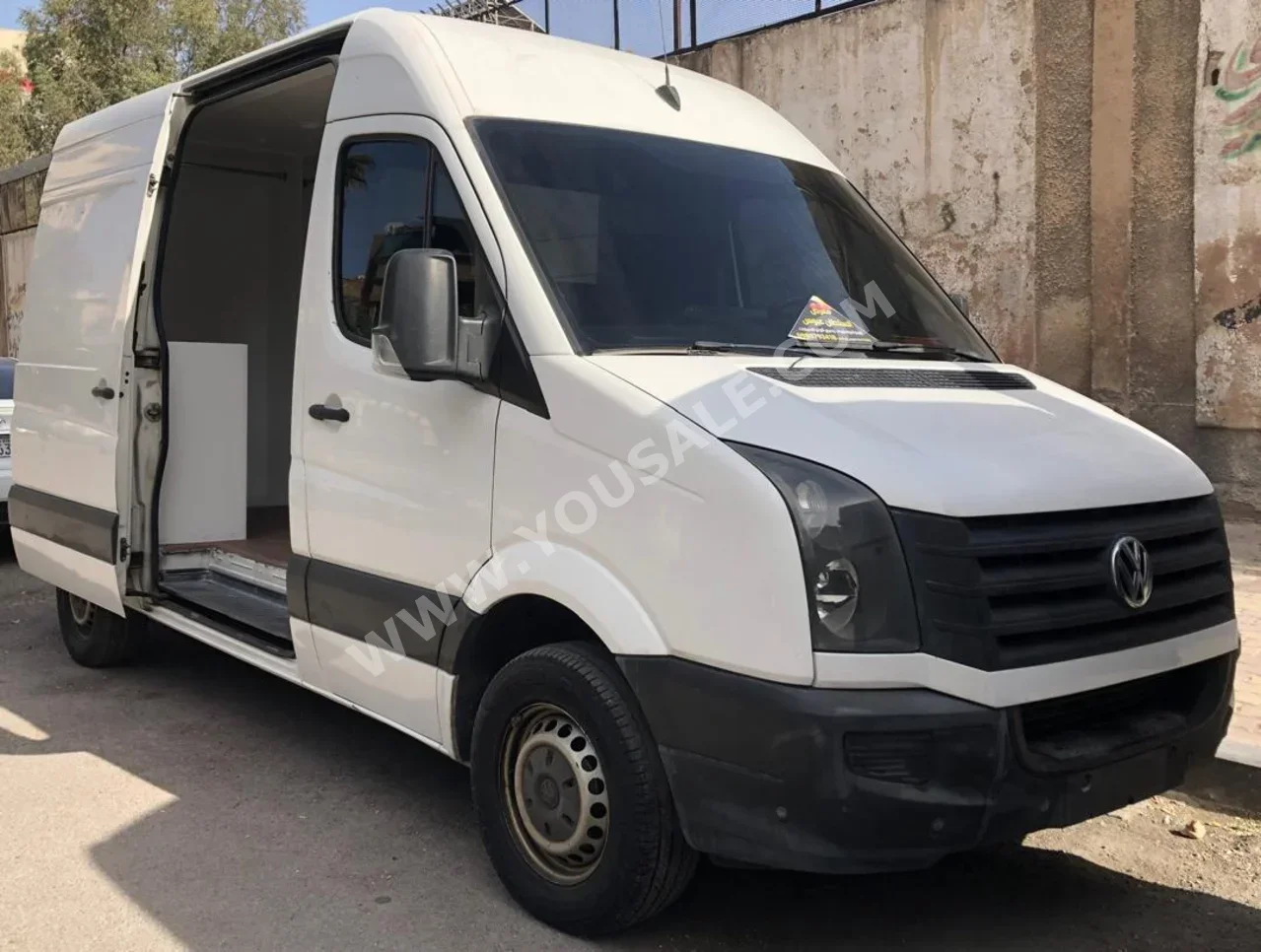 فوكس واغن  Crafter  تي دي اي  2014  عادي  220,000 كم  4 سلندر  دفع أمامي  فان \ باص  أبيض  ديزل