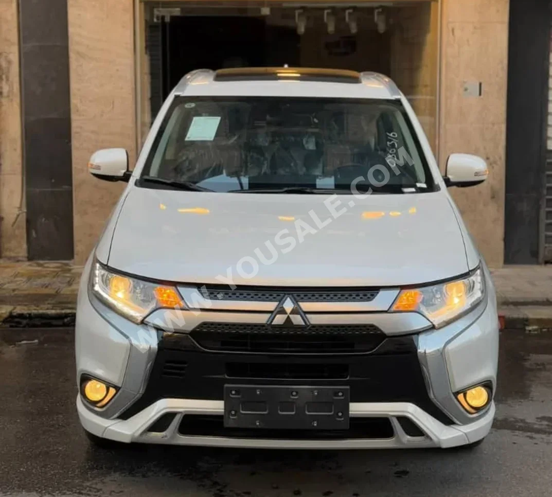 متسوبيشي  أوت لاندر  2022  اتوماتيك  0 كم  4 سلندر  دفع أمامي  اس يو في  أبيض  بنزين