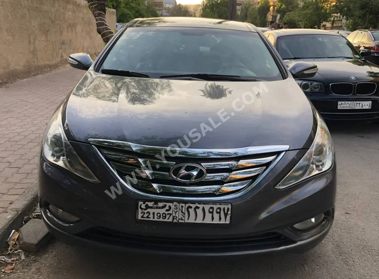 هيونداي  سوناتا  2011  اتوماتيك  140,000 كم  4 سلندر  دفع أمامي  سيدان  رمادي  بنزين