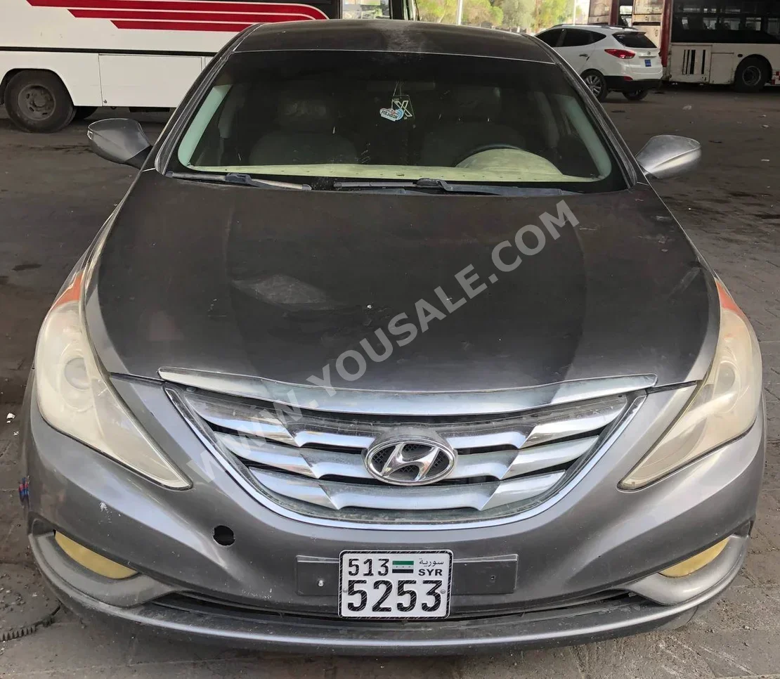 هيونداي  سوناتا  2011  اتوماتيك  140,000 كم  4 سلندر  دفع أمامي  سيدان  رمادي  بنزين