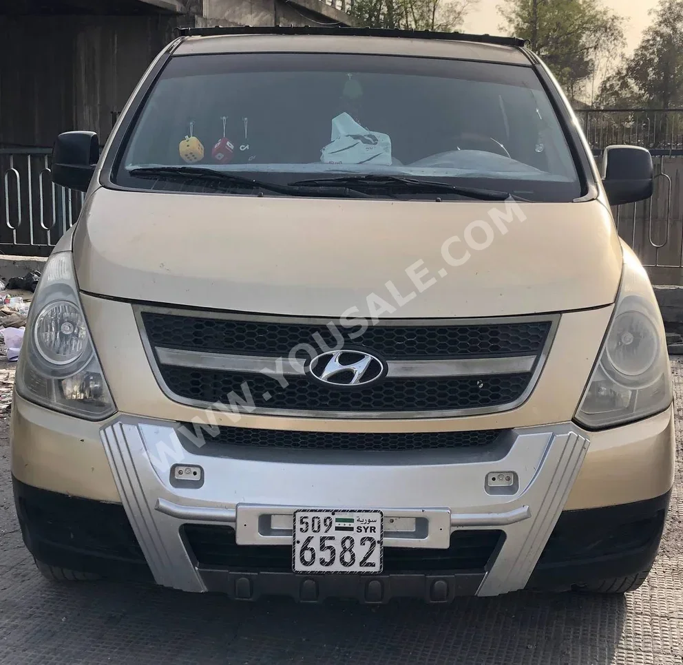 هيونداي  أتش1  2013  عادي  180,000 كم  4 سلندر  دفع خلفي  فان \ باص  ذهبي  بنزين