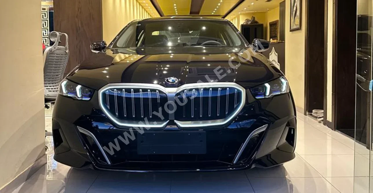 بي ام دبليو  الفئة - الخامسة  530i  2024  اتوماتيك  0 كم  4 سلندر  دفع خلفي  سيدان  أسود  بنزين