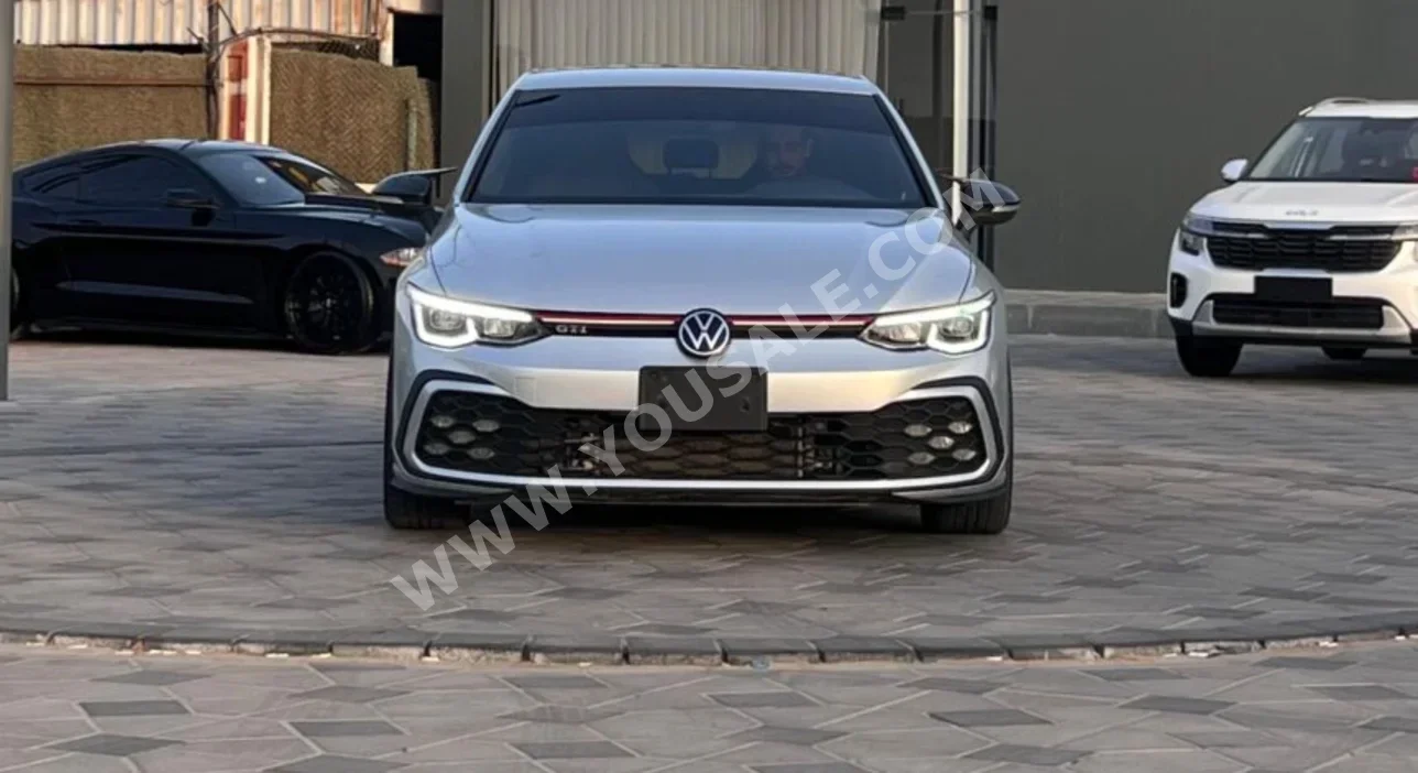 فوكس واغن  جي تي آي  2022  اتوماتيك  185,000 كم  4 سلندر  دفع خلفي  هاتشباك  فضي  بنزين