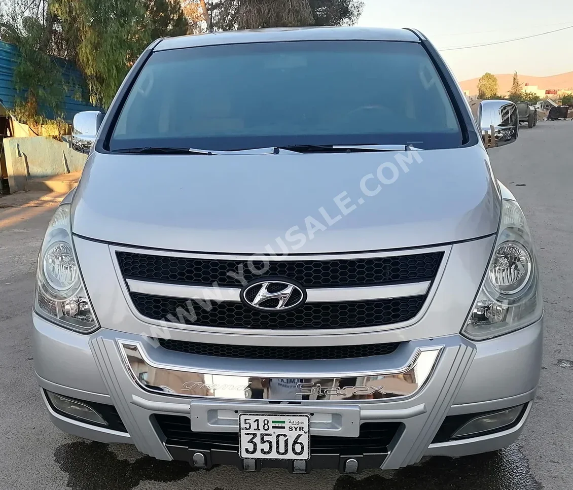 هيونداي أتش1 2011 اتوماتيك 247,000 كم 4 سلندر دفع أمامي فان \ باص فضي بنزين