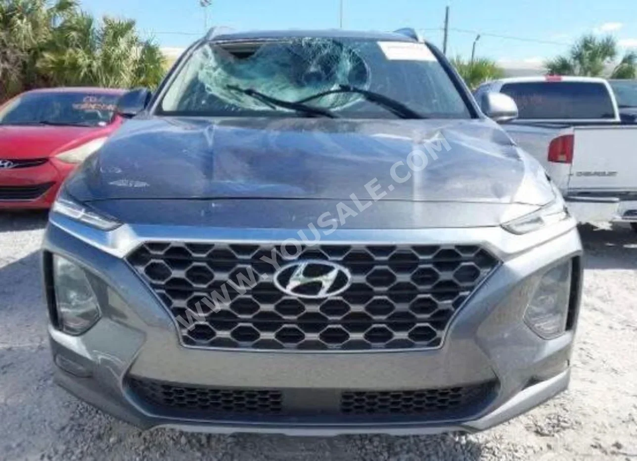 هيونداي  سانتا في  2019  اتوماتيك  185,000 كم  4 سلندر  دفع رباعي  اس يو في  رمادي  بنزين