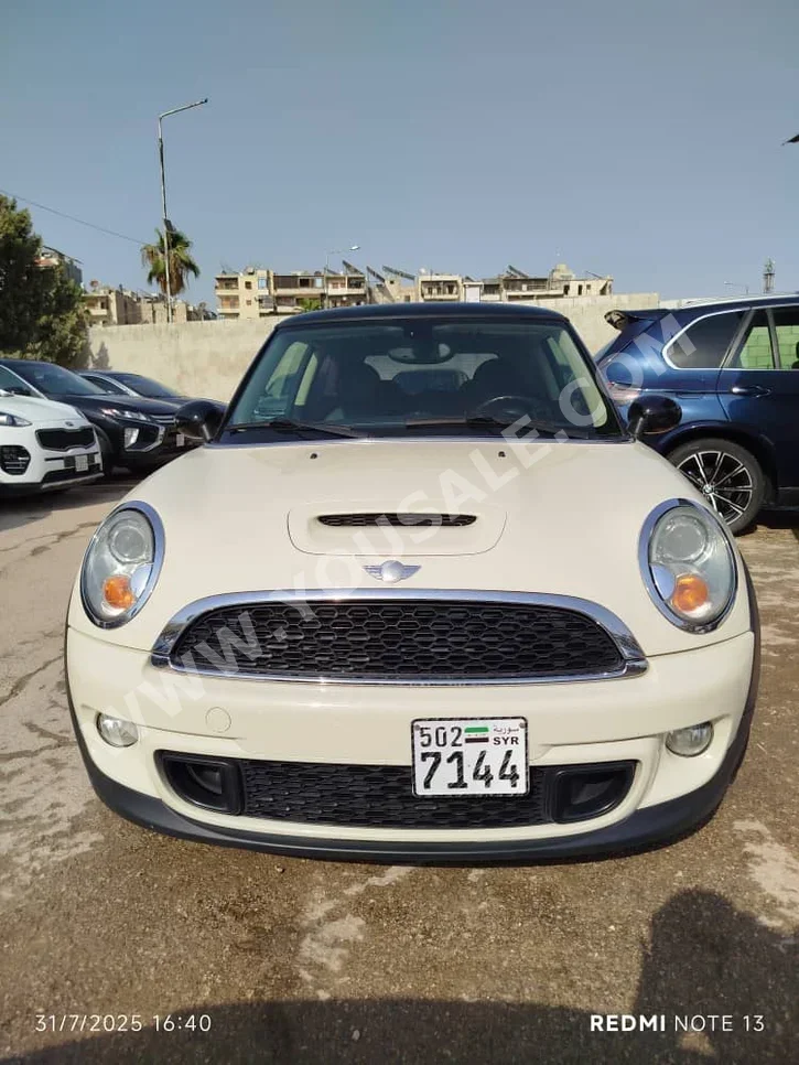 Mini Cooper S 2011 Automatic 135,000 km 4 Cylinder FWD Hatchback Black&Brown Gasoline