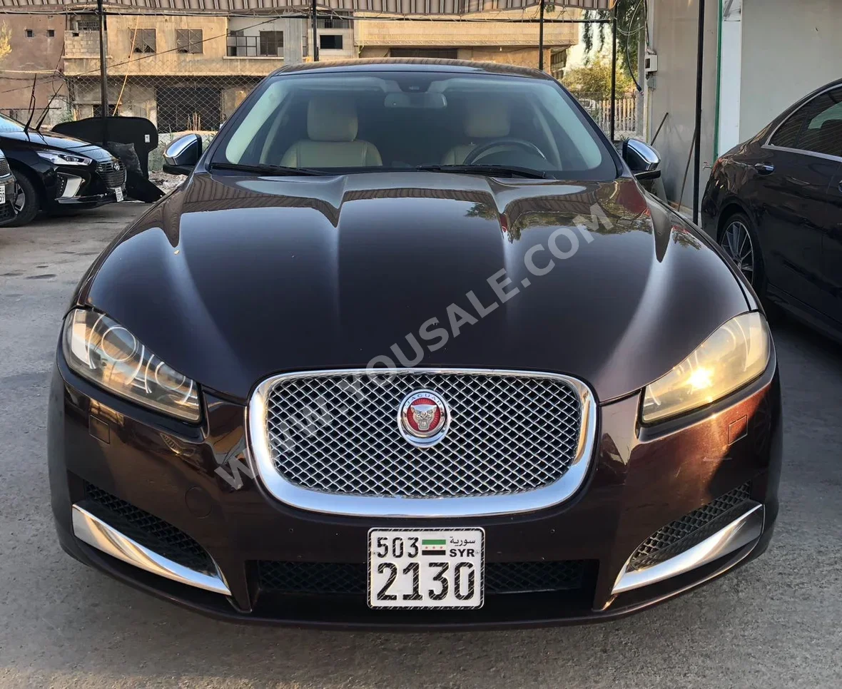 جاكوار اكس اف 2016 اتوماتيك 145,000 كم 6 سلندر دفع خلفي سيدان بني بنزين