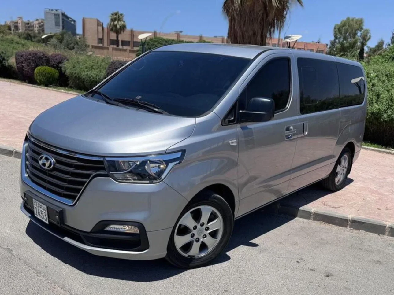 Hyundai  H1  2018  Automatic  96,000 km  4 Cylinder  4WD  Van / Bus  Silver  Gasoline