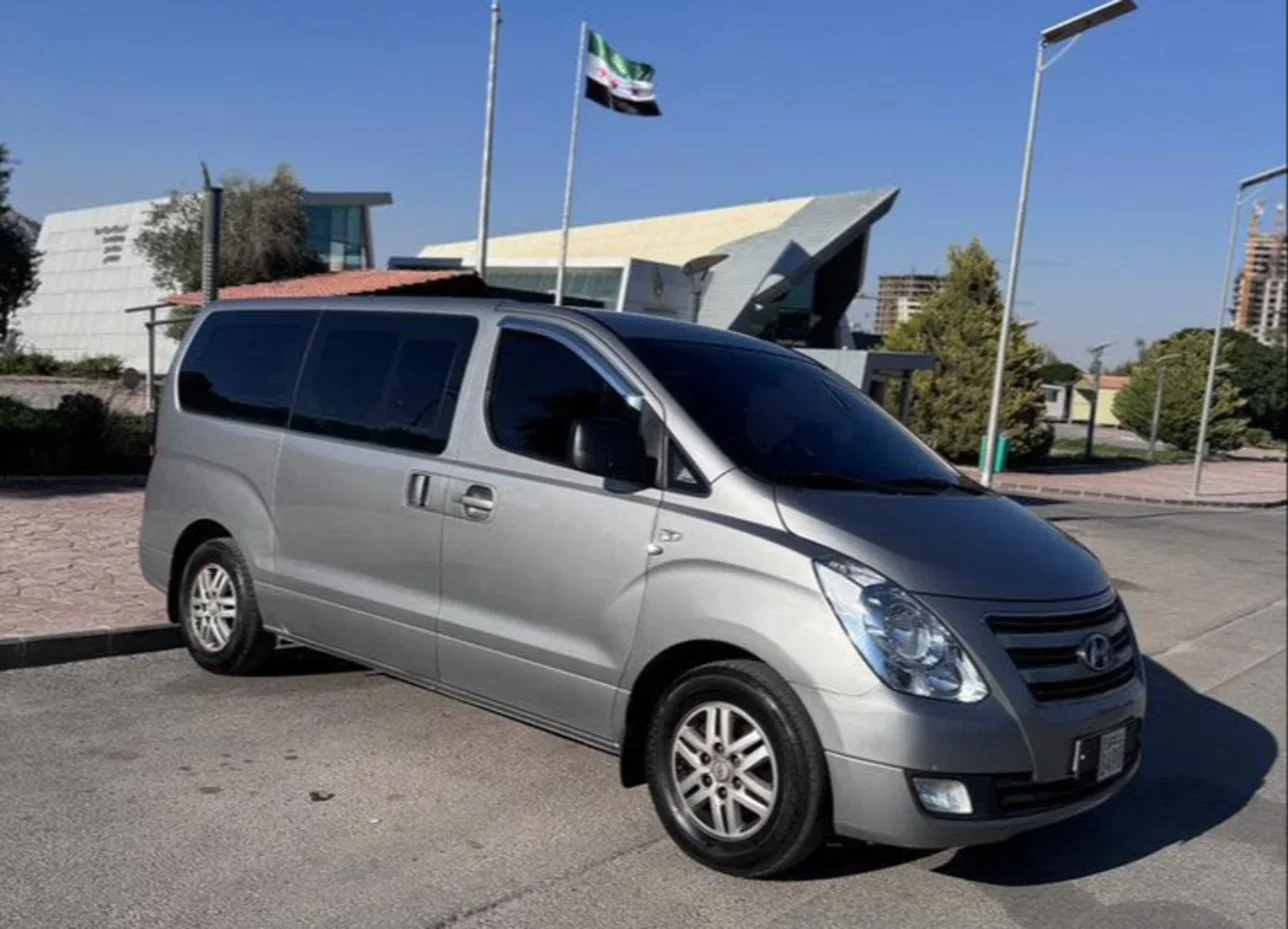 Hyundai  H1  2017  Automatic  165,000 km  4 Cylinder  FWD  Van / Bus  Silver  Gasoline