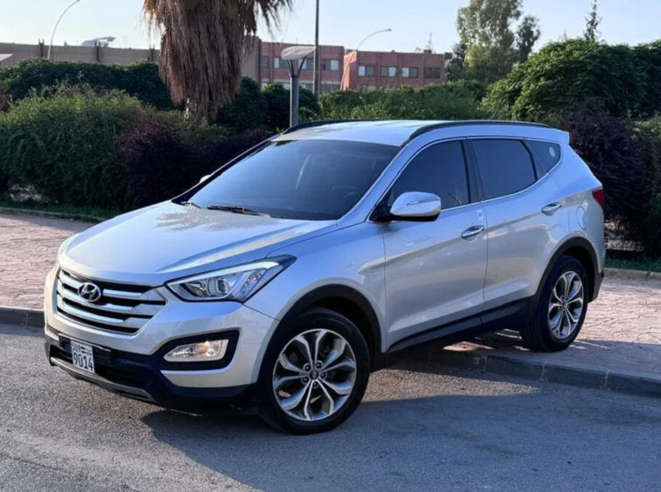 Hyundai  Santa Fe  2013  Automatic  154,000 km  4 Cylinder  4WD  SUV  Silver  Gasoline