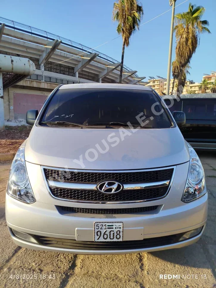 Hyundai  Van H1  2009  Automatic  160,000 km  4 Cylinder  RWD  Van / Bus  Silver  Diesel