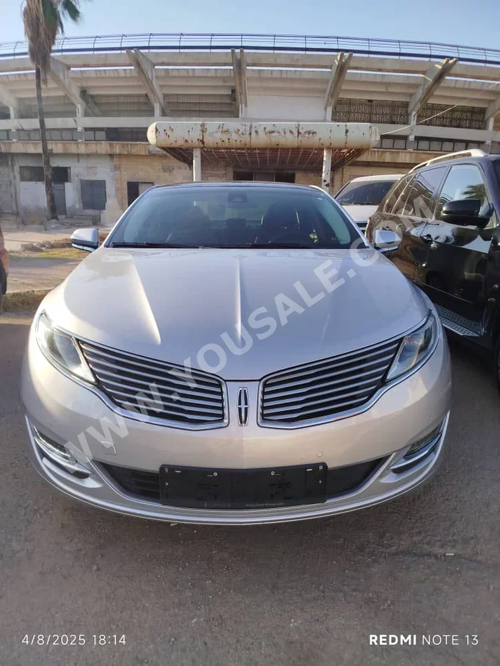 لنكولن ام كيه زد 2014 اتوماتيك 150,000 كم 4 سلندر دفع أمامي سيدان فضي بنزين