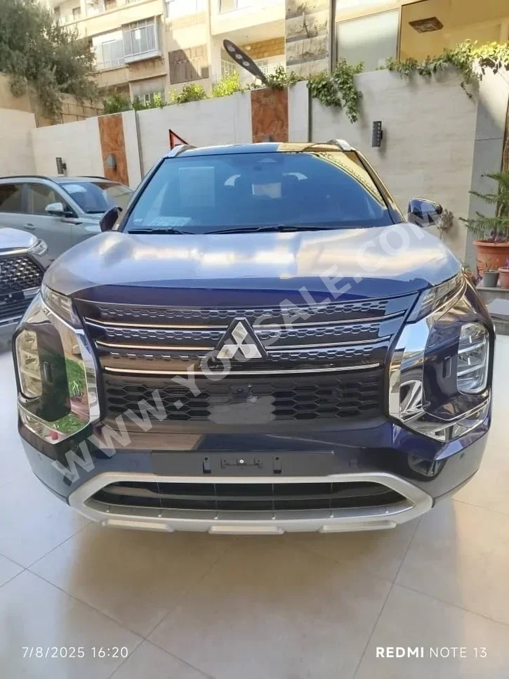 متسوبيشي أوت لاندر 2025 اتوماتيك 0 كم 4 سلندر دفع رباعي اس يو في أزرق غامق بنزين