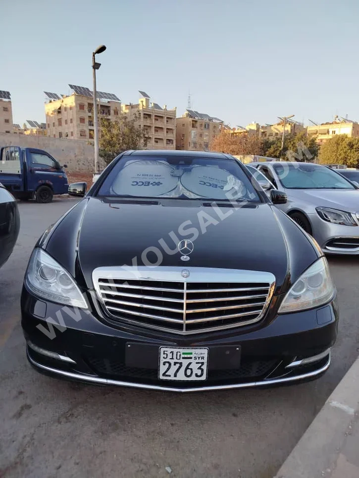Mercedes-Benz S-Class 500 2013 Automatic 185,000 km 8 Cylinder 4WD Sedan Black Gasoline