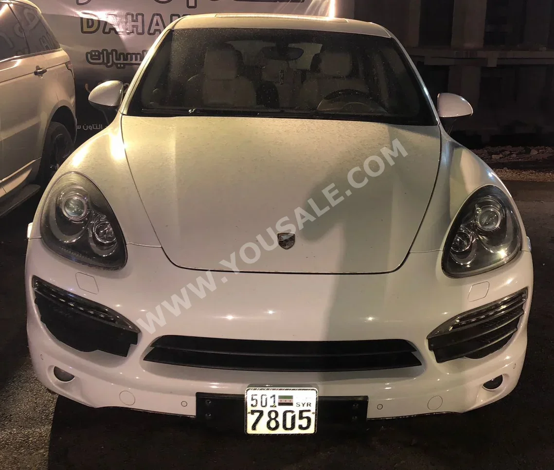 بورش كيان 2013 اتوماتيك 180,000 كم 6 سلندر دفع رباعي اس يو في أبيض بنزين
