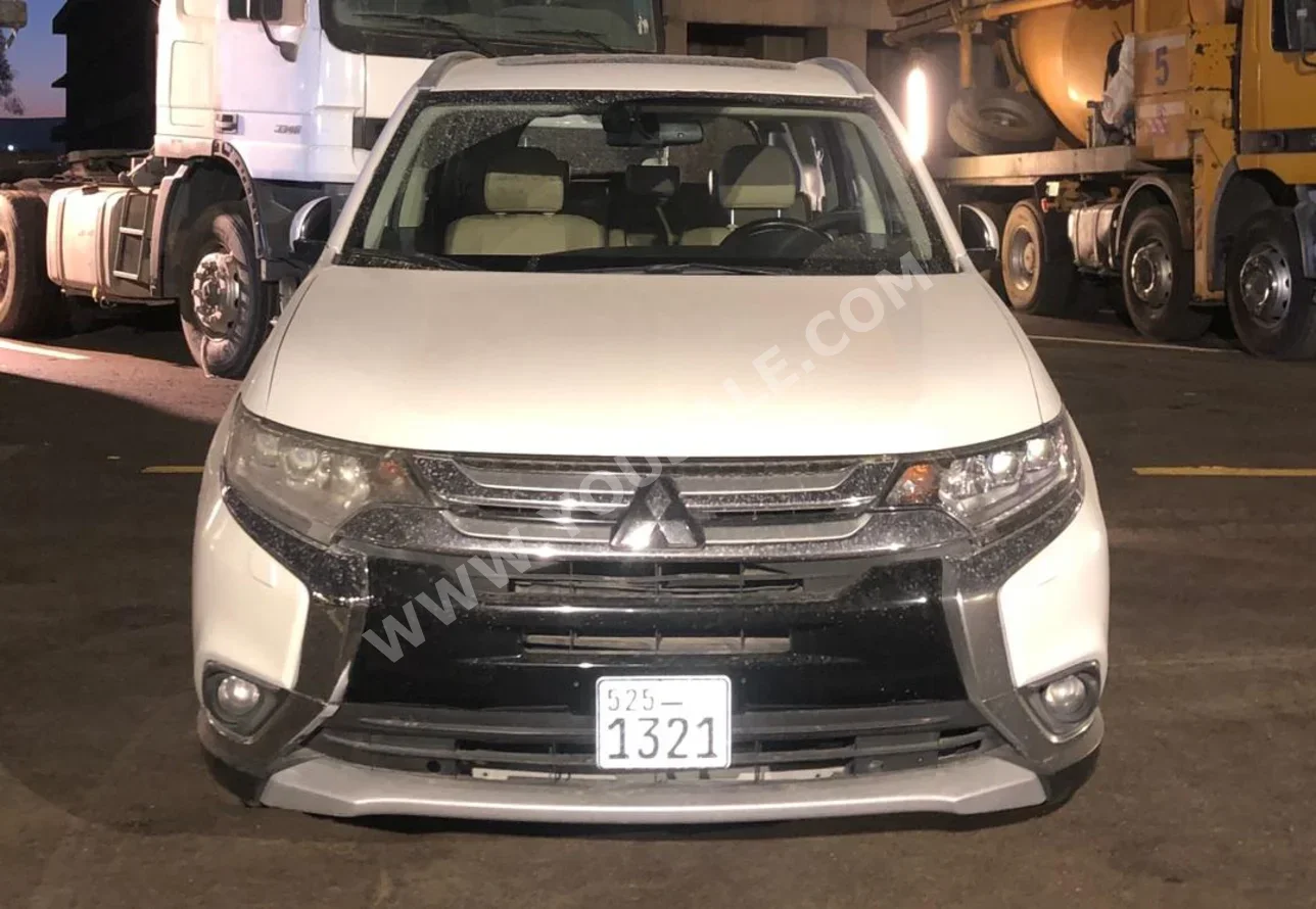 Mitsubishi Outlander 2018 Automatic 160,000 km 6 Cylinder 4WD SUV White Gasoline