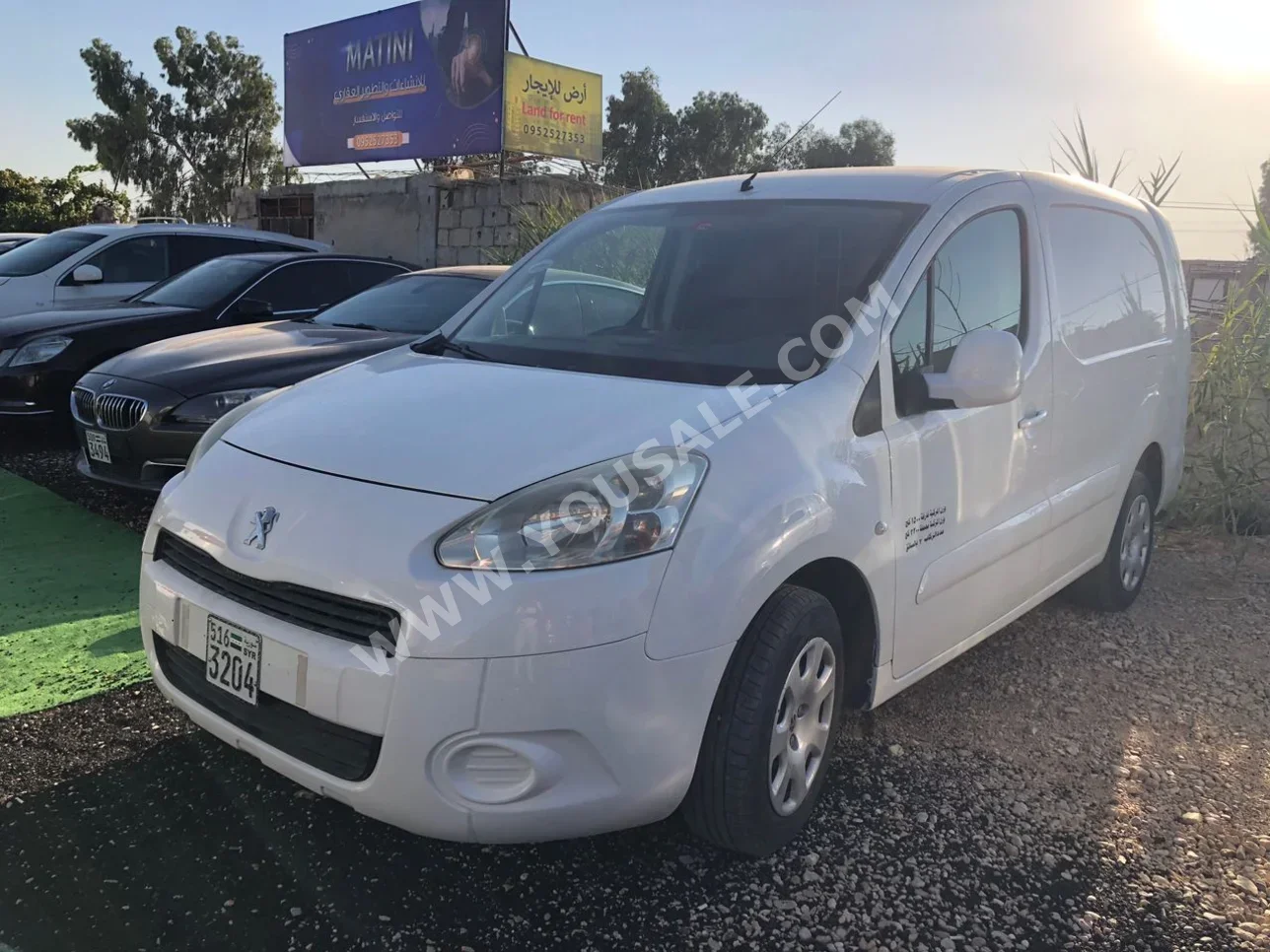 Peugeot  Partner  2015  Manual  320,000 km  4 Cylinder  FWD  Van / Bus  White  Gasoline