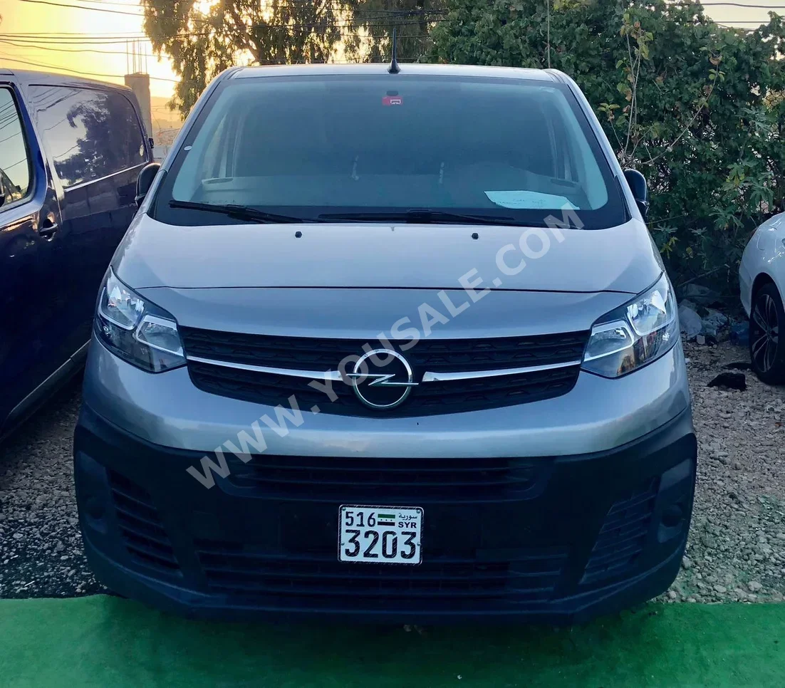Opel Vivaro 2022 Automatic 15,000 km 4 Cylinder FWD Van / Bus Gray Gasoline