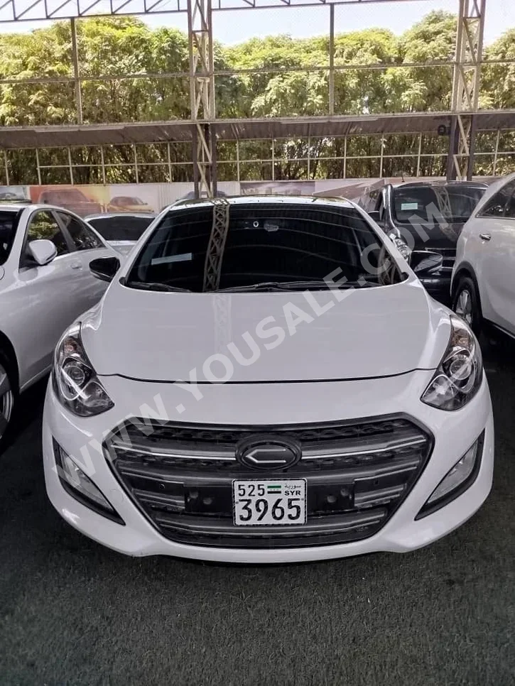 هيونداي اي 30 2012 اتوماتيك 174,497 كم 4 سلندر دفع أمامي هاتشباك أبيض بنزين