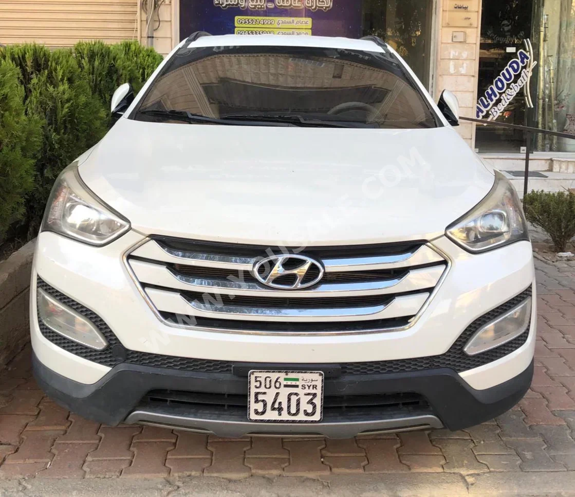 Hyundai Santa Fe 2014 Automatic 200,000 km 4 Cylinder 4WD SUV White Gasoline