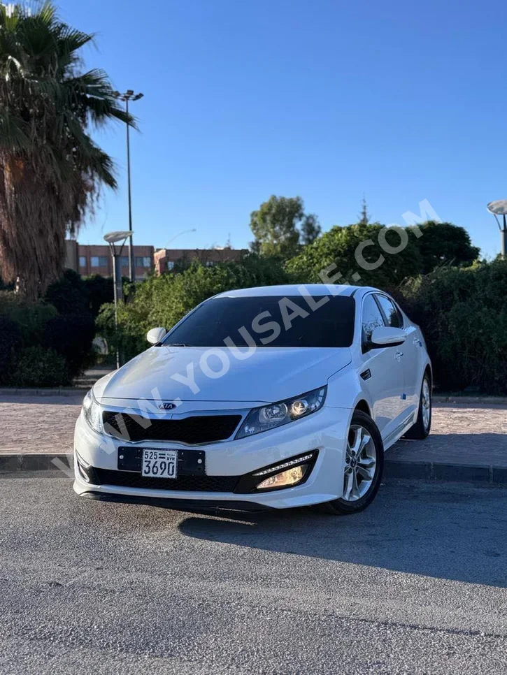 Kia K5 2012 Automatic 190,000 km 4 Cylinder FWD Sedan White Gasoline