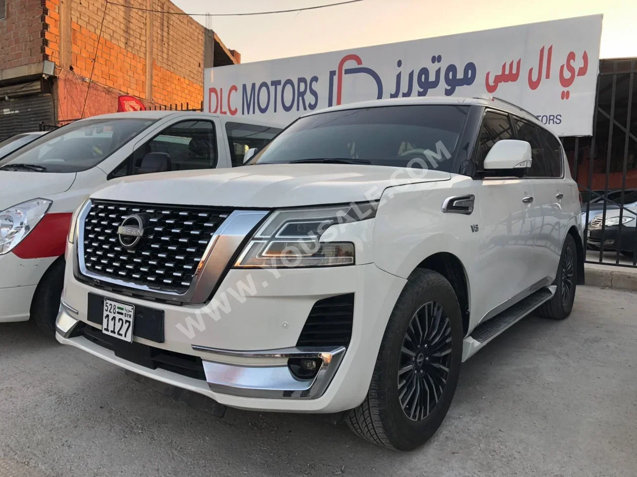 Nissan Patrol Platinum 2013 Automatic 177,000 km 8 Cylinder 4WD SUV White Gasoline
