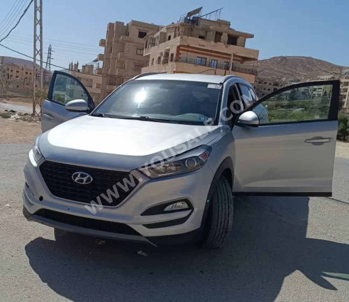 هيونداي توسان 2009 اتوماتيك 150,000 كم 4 سلندر دفع رباعي اس يو في فضي بنزين