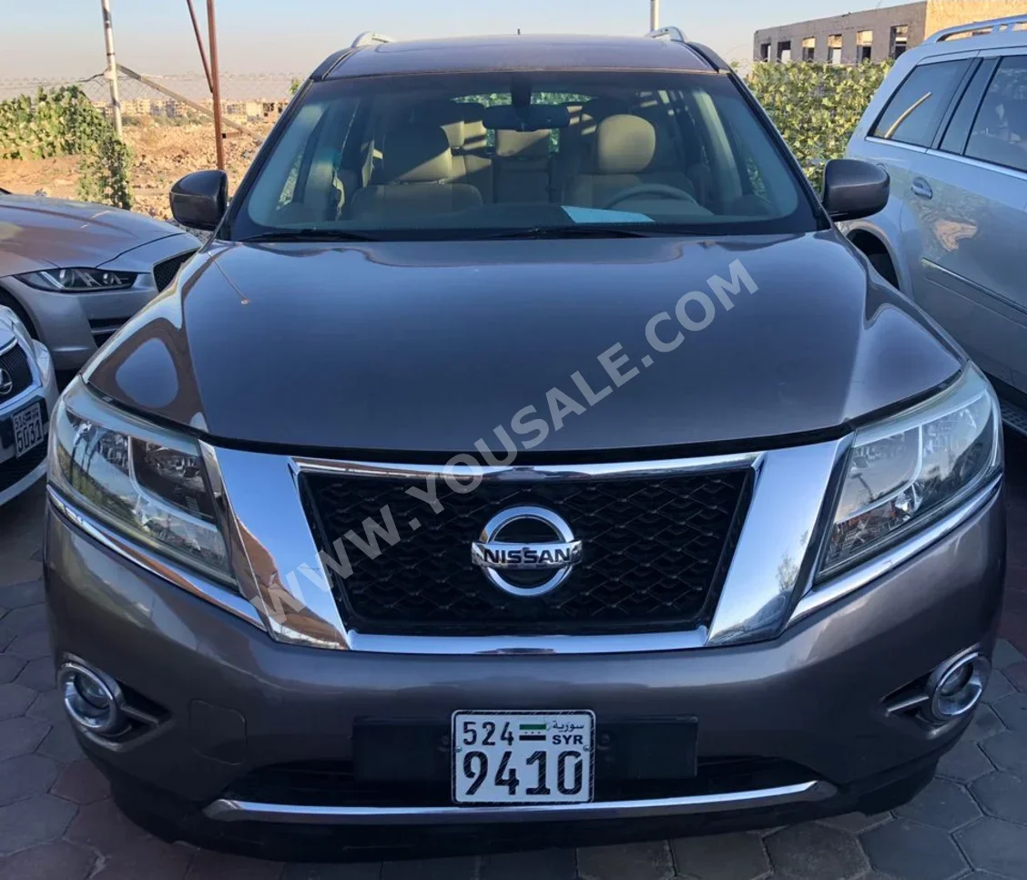 Nissan Pathfinder SV 2014 Automatic 155,000 km 6 Cylinder 4WD SUV Gray Gasoline