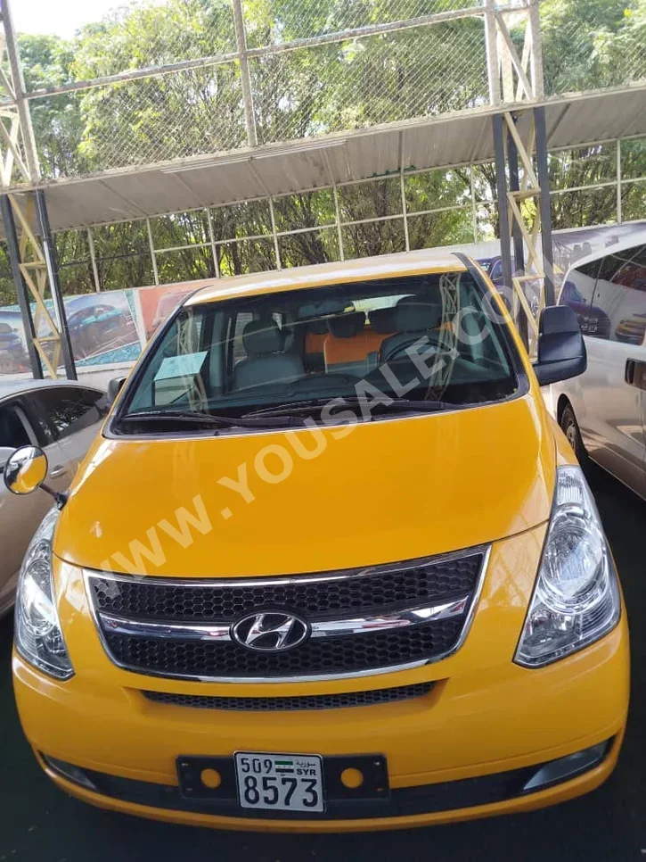 Hyundai H1 2015 Automatic 168,000 km 4 Cylinder RWD Van / Bus Yellow Diesel