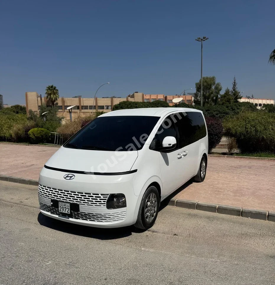 Hyundai Staria van 2022 Automatic 117,000 km 4 Cylinder FWD Van / Bus White Diesel