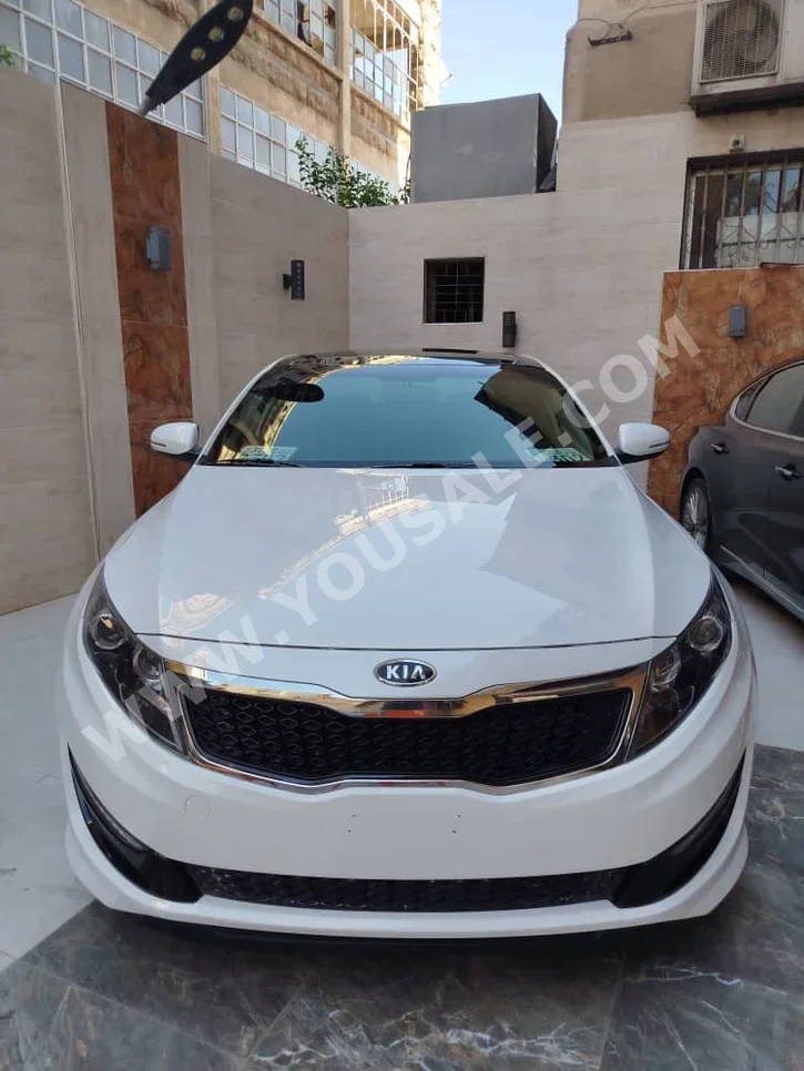 Kia K5 2012 Automatic 90,000 km 4 Cylinder FWD Sedan White Gasoline