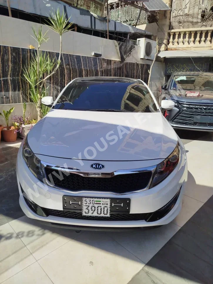 Kia K5 2011 Automatic 90,000 km 4 Cylinder FWD Sedan White Gasoline