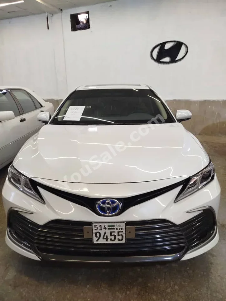 Toyota Camry GLE 2022 Automatic 44,000 km 4 Cylinder FWD Sedan White Hybrid