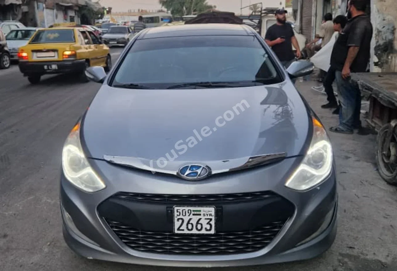 هيونداي  سوناتا  2015  اتوماتيك  165,000 كم  4 سلندر  دفع أمامي  سيدان  رصاصي  هايبرد