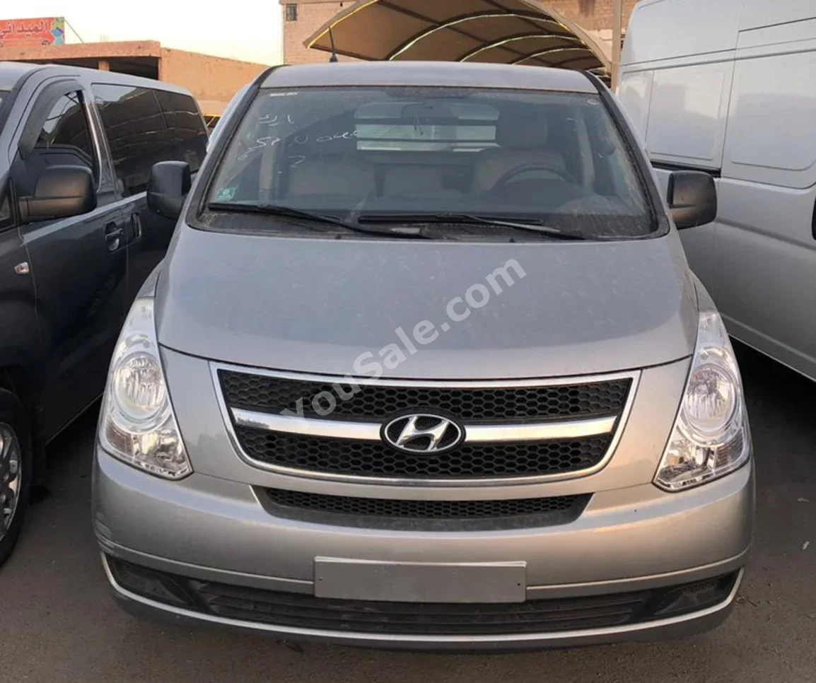 Hyundai H1 2015 Automatic 400,000 km 4 Cylinder FWD Van / Bus Gray Gasoline