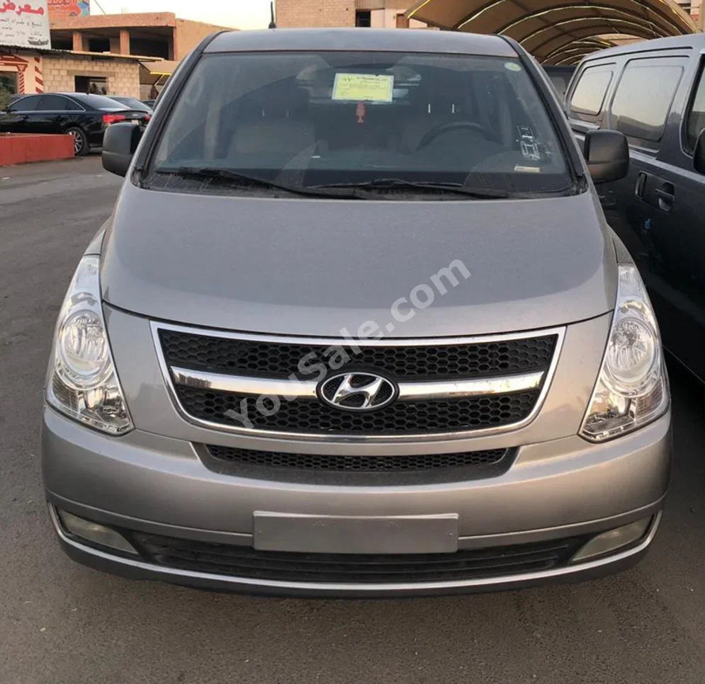 Hyundai H1 2013 Automatic 200,000 km 4 Cylinder FWD Van / Bus Gray Gasoline