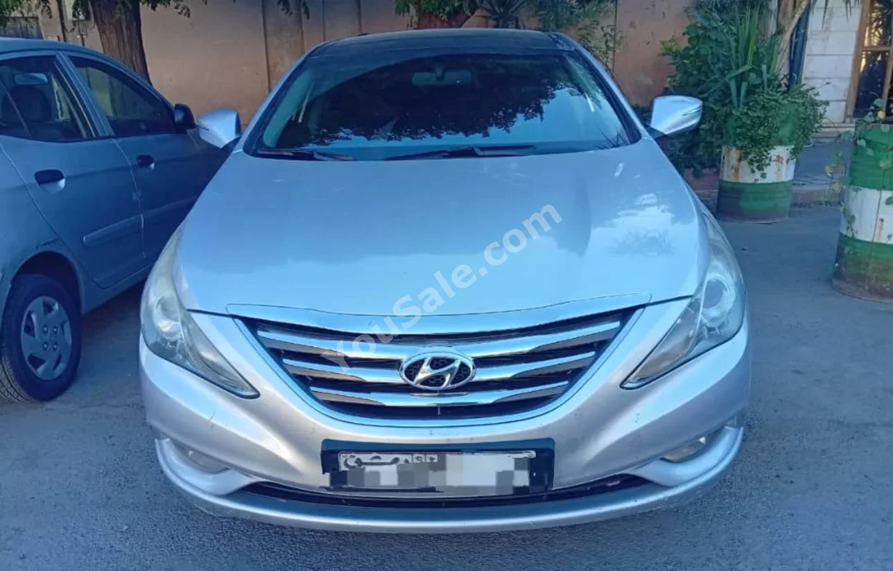 هيونداي سوناتا 2011 اتوماتيك 187,000 كم 4 سلندر دفع أمامي سيدان فضي بنزين