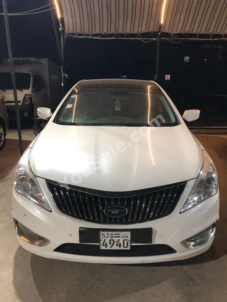 Hyundai Azera 2012 Automatic 140,000 km 4 Cylinder FWD Sedan White Gasoline