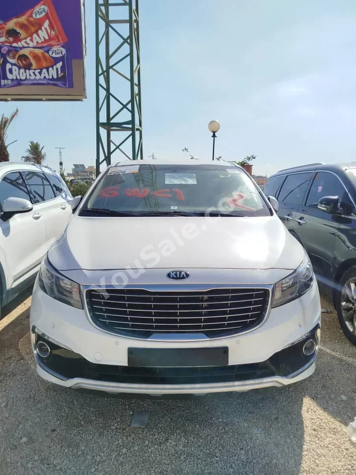 Kia Carnival 2015 Automatic 172,000 km 4 Cylinder FWD Van / Bus White Diesel