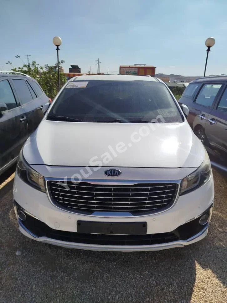 Kia Carnival 2015 Automatic 210,000 km 4 Cylinder FWD Van / Bus White Diesel