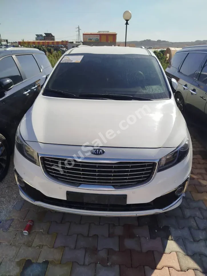 Kia Carnival 2015 Automatic 300,000 km 4 Cylinder FWD Van / Bus White Diesel