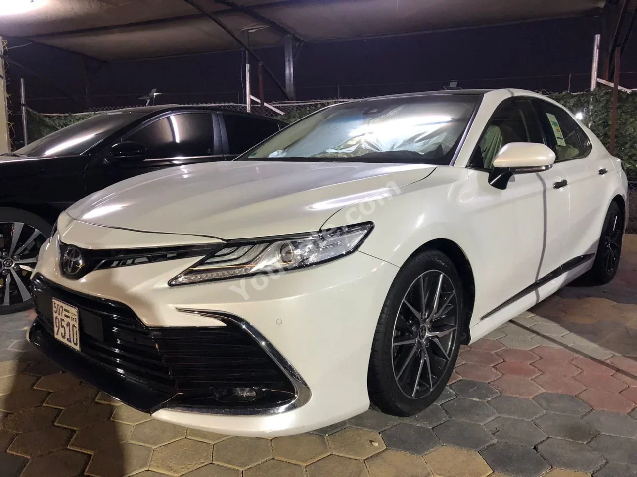 Toyota  Camry  2023  Automatic  33,000 km  6 Cylinder  FWD  Sedan  White  Gasoline