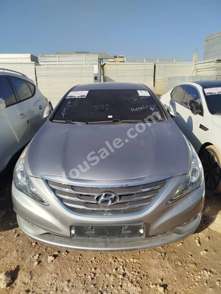 هيونداي سوناتا 2012 اتوماتيك 93,000 كم 4 سلندر دفع أمامي سيدان رمادي بنزين