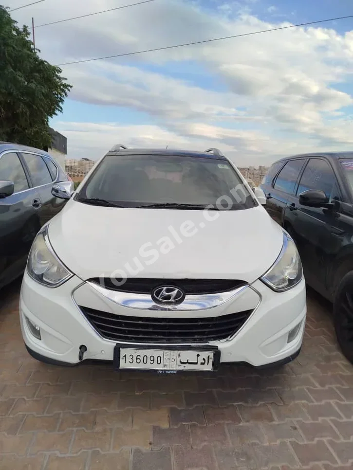 Hyundai  Tucson  2012  Automatic  160,000 km  Hyundai Cylinder  FWD  SUV  White  Diesel