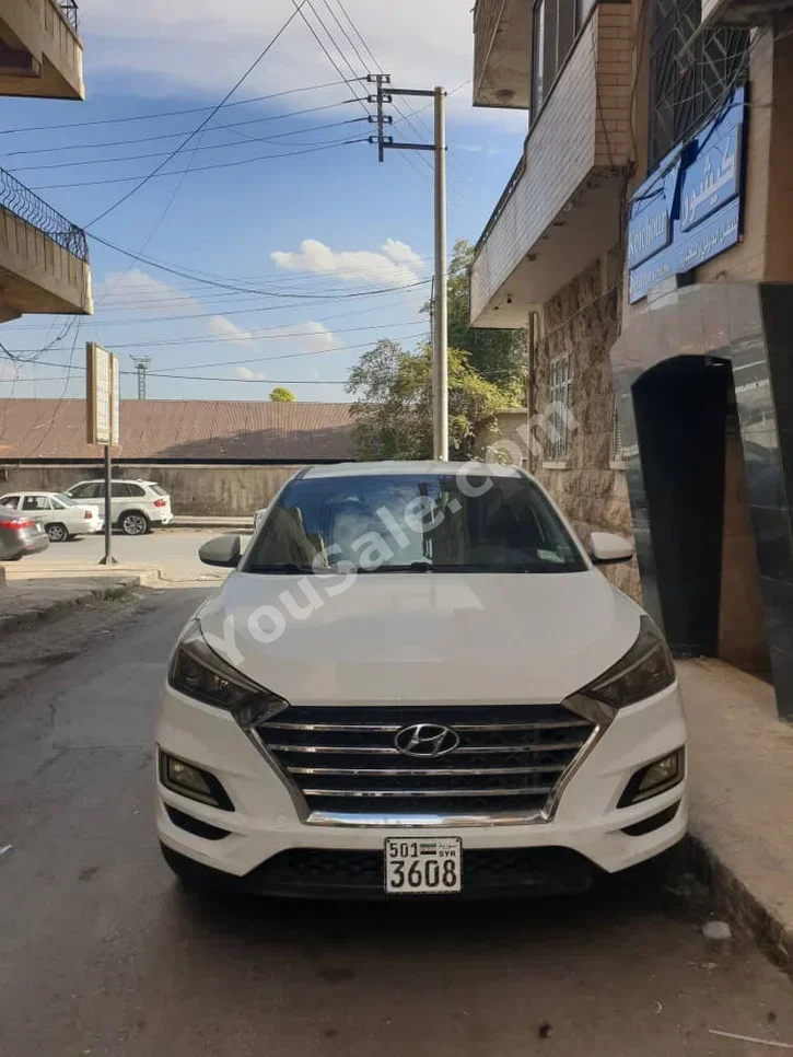 Hyundai Tucson 2015 Automatic 60,000 km 4 Cylinder FWD SUV White Gasoline
