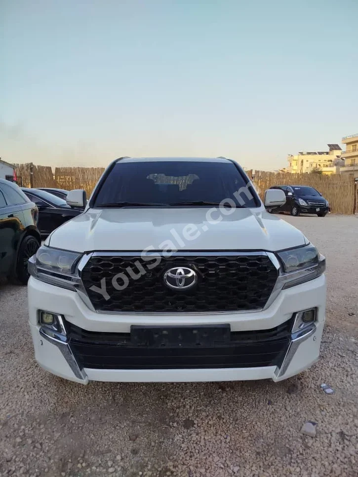 Toyota Land Cruiser GXR 2009 Automatic 120,000 km 8 Cylinder 4WD SUV White Gasoline
