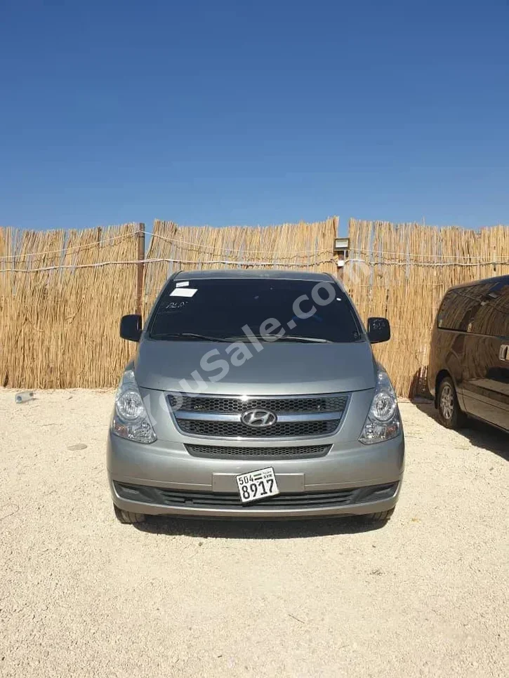 هيونداي فان اتش وان 2014 اتوماتيك 122,000 كم 4 سلندر دفع خلفي فان \ باص فضي بنزين