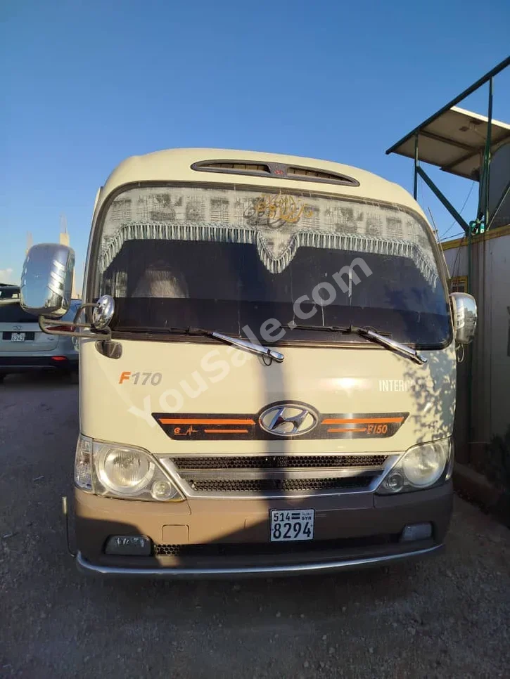 هيونداي كاونتري 2015 عادي 185,000 كم 6 سلندر دفع خلفي فان \ باص بيج فاتح ديزل