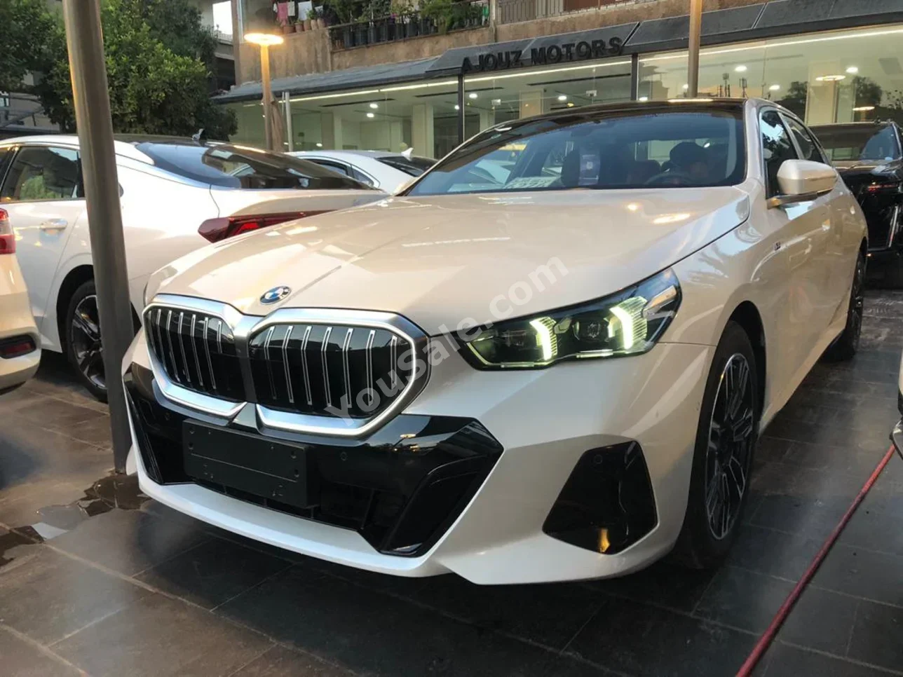 بي ام دبليو الفئة - الخامسة 530i 2025 اتوماتيك 0 كم 6 سلندر دفع خلفي سيدان أبيض بنزين